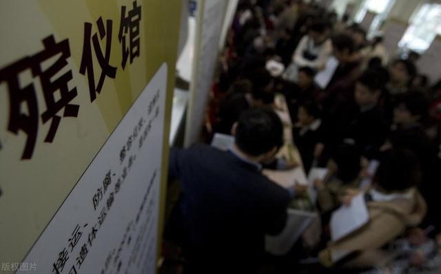 抬尸工招聘一天多少钱 殡仪馆遗体接运工工资很高