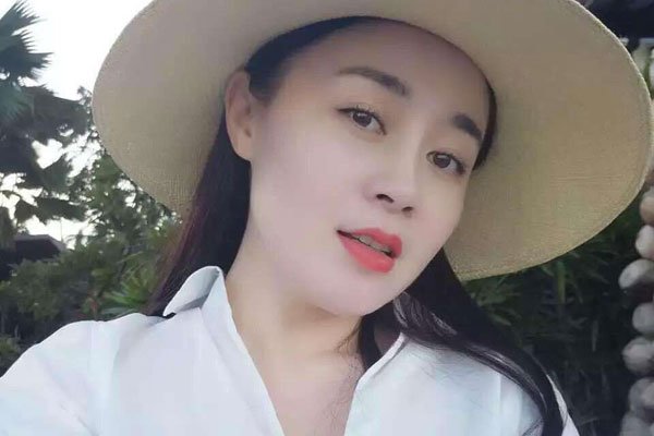 关婷娜的老公是谁叫啥名字 紧身内衣裹浴巾姿态丰满