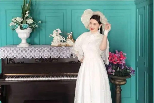 关婷娜的老公是谁叫啥名字 紧身内衣裹浴巾姿态丰满