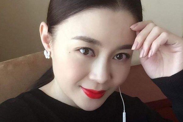 关婷娜的老公是谁叫啥名字 紧身内衣裹浴巾姿态丰满