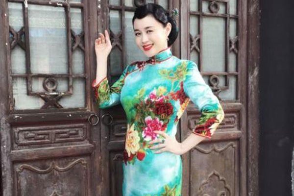 关婷娜的老公是谁叫啥名字 紧身内衣裹浴巾姿态丰满