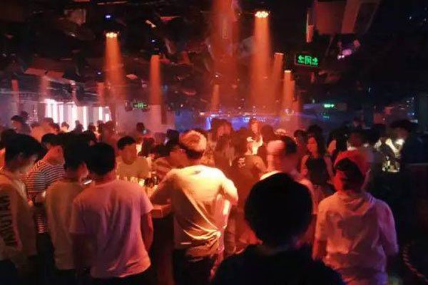 南宁捡尸视频11分钟事件经过 小姐姐喝醉被捡尸到附近的KTV