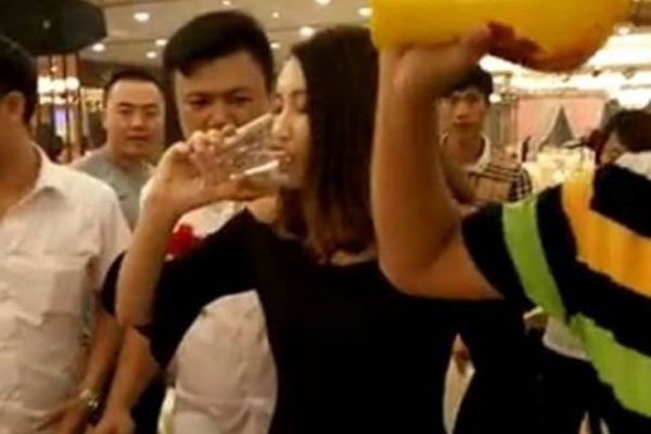 南宁捡尸视频11分钟事件经过 小姐姐喝醉被捡尸到附近的KTV