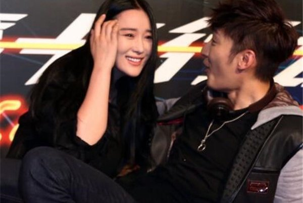 胸咚什么意思是什么 女孩子重口味壁咚的2.0版