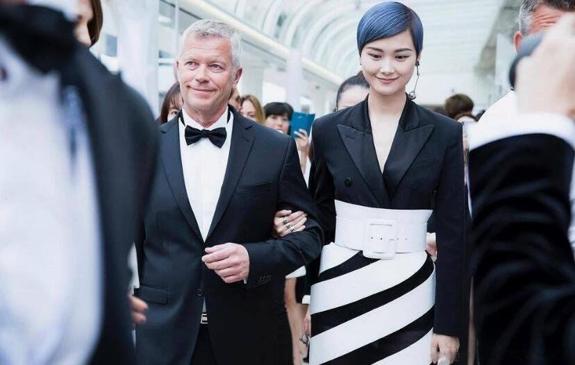 李宇春的三任丈夫分别是谁 隐婚生子嫁78岁外国富翁婚礼是谣言