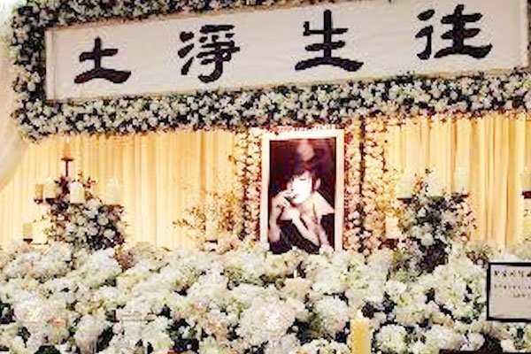 梅艳芳是怎么出世的? 最后一场演唱会视频全程穿洁白嫁衣