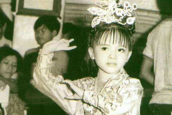 梅艳芳是怎么出世的? 最后一场演唱会视频全程穿洁白嫁衣