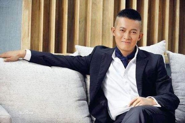 杨志刚说话本来就慢吗 说话像背台词:杨志刚为啥说话的语速都是一样的