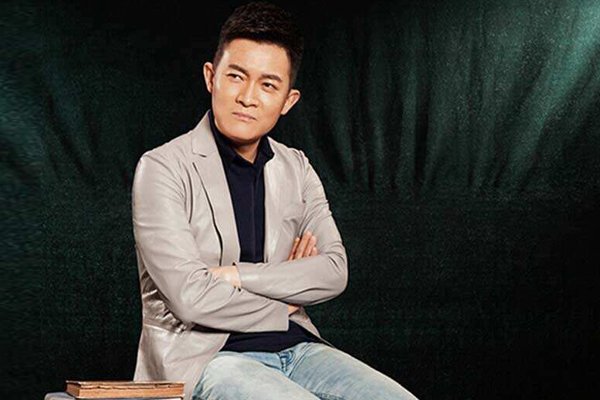 杨志刚说话本来就慢吗 说话像背台词:杨志刚为啥说话的语速都是一样的