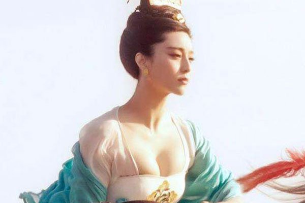 范冰冰和张丰毅合作的电视剧 女皇武则天在水中缠绵洗花瓣浴