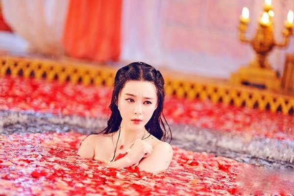 范冰冰和张丰毅合作的电视剧 女皇武则天在水中缠绵洗花瓣浴