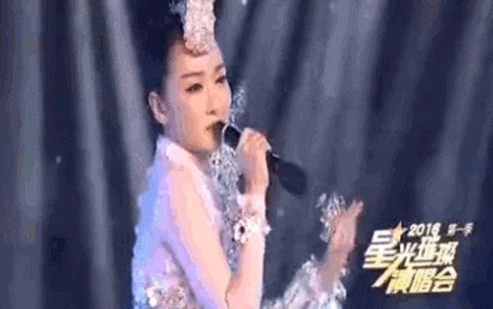 萨顶顶个人资料简介 元宵晚会话筒拿反:萨顶顶假唱事件