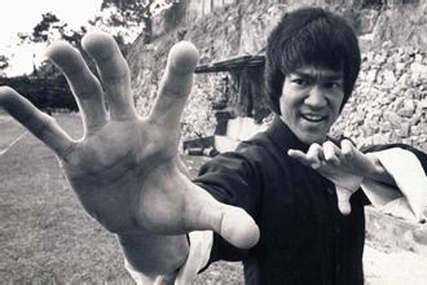 李小龙是怎么挂掉的 5种李小龙之死大揭秘