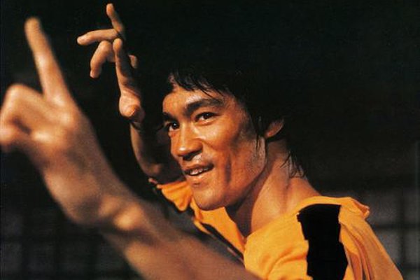 李小龙是怎么挂掉的 5种李小龙之死大揭秘