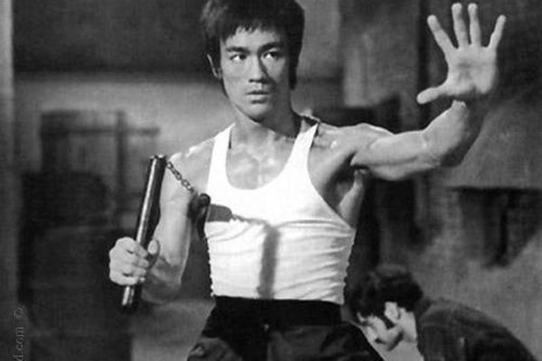 李小龙是怎么挂掉的 5种李小龙之死大揭秘