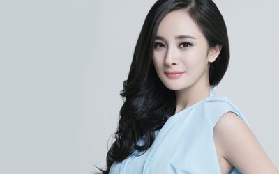 杨幂身材好到绝大露内衣 冯绍峰使劲的瞄杨幂的胸部