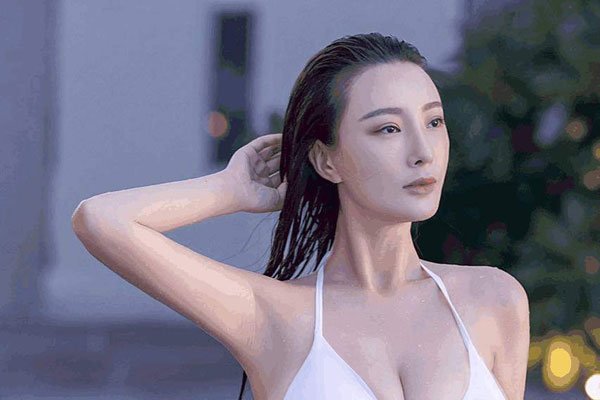 王李丹妮摇奶裸装玩星球大战 在一路向西中确实很厉害