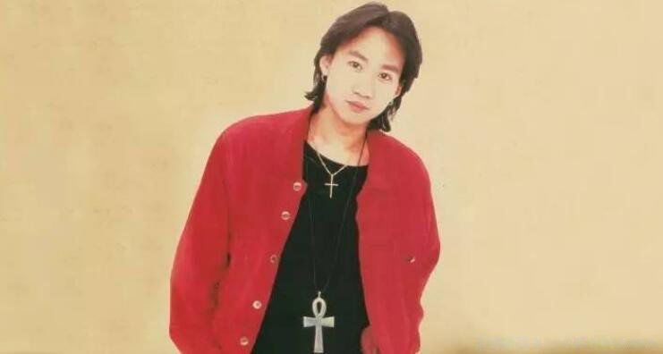 黄家驹怎么会从舞台掉下来 死亡录像:离开30年当初怎么出意外的