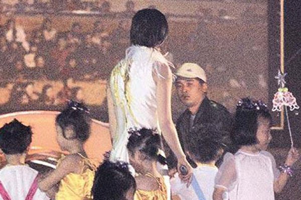 赵薇穿日本军旗装事件 拍摄杂志穿日本军旗拍照是哪一年