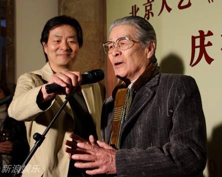 蓝天野94岁仍在演戏导戏 姜子牙蓝天野和濮存昕是父子关系吗