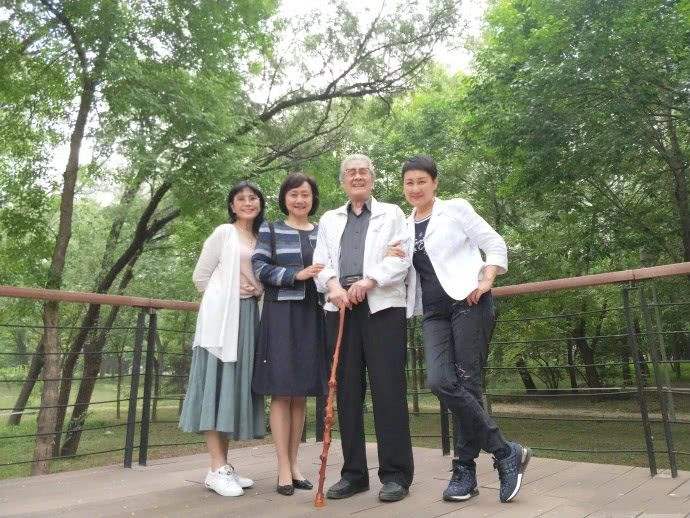 蓝天野94岁仍在演戏导戏 姜子牙蓝天野和濮存昕是父子关系吗