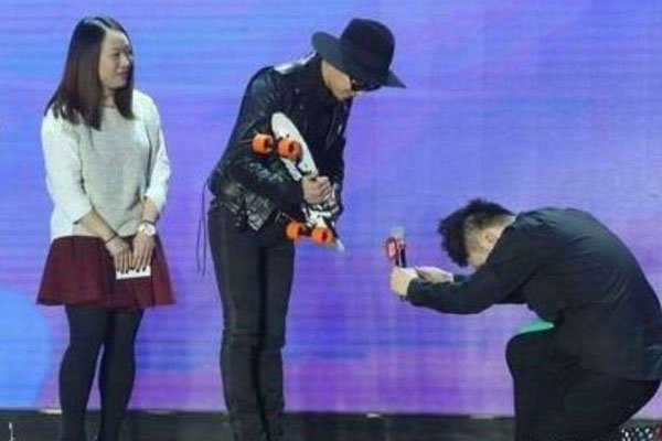 杜海涛给韩国人跪下原视频事件 跪拜权志龙:给棒子国的人跪了