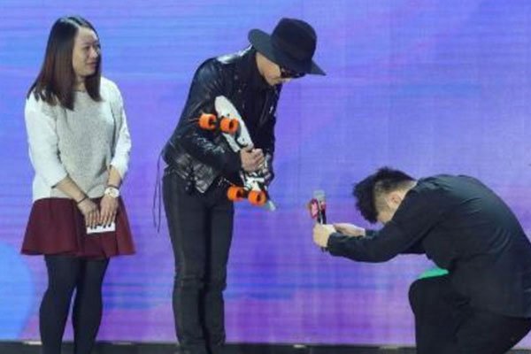 杜海涛给韩国人跪下原视频事件 跪拜权志龙:给棒子国的人跪了