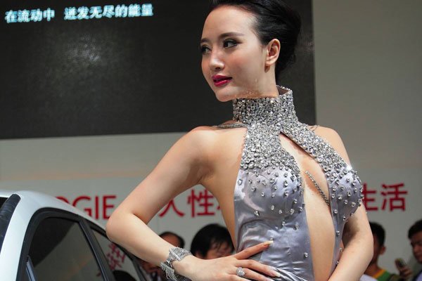 车模吴雨婵是谁 银色贴身服装上半身很大胆