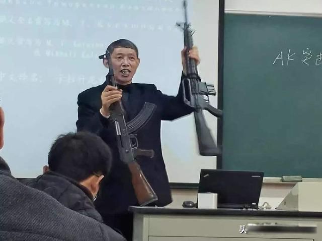 大学老师工资一般多少钱一个月 好一点的有奖励还能做兼职