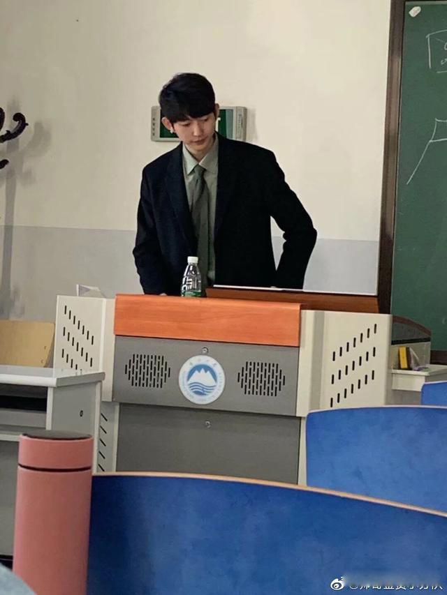 大学老师工资一般多少钱一个月 好一点的有奖励还能做兼职