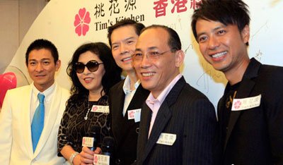 向华强梅艳芳关系咋样 成龙被逼向梅艳芳下跪是真的吗