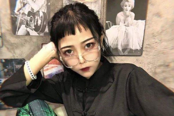 顾茜茜个人资料简介图片 大眼睛可爱萌妹子总是戴眼镜