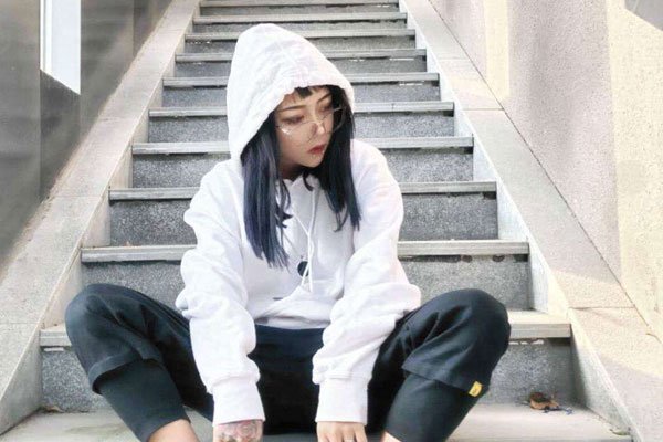 顾茜茜个人资料简介图片 大眼睛可爱萌妹子总是戴眼镜