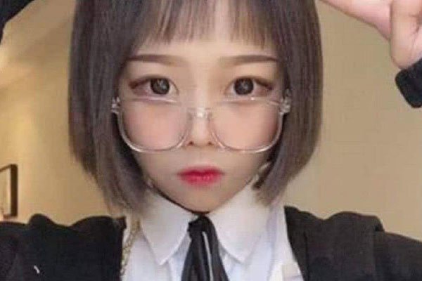 顾茜茜个人资料简介图片 大眼睛可爱萌妹子总是戴眼镜