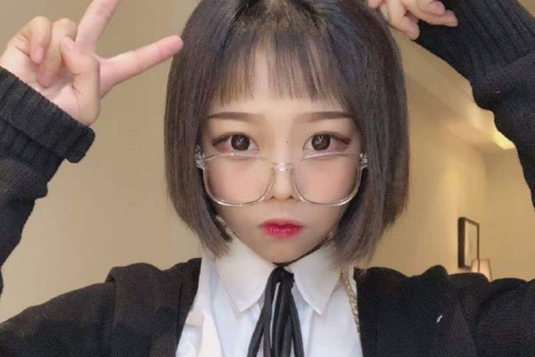 顾茜茜个人资料简介图片 大眼睛可爱萌妹子总是戴眼镜
