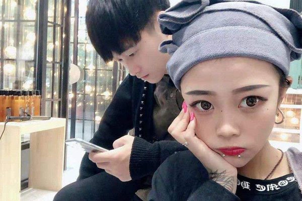 顾茜茜个人资料简介图片 大眼睛可爱萌妹子总是戴眼镜