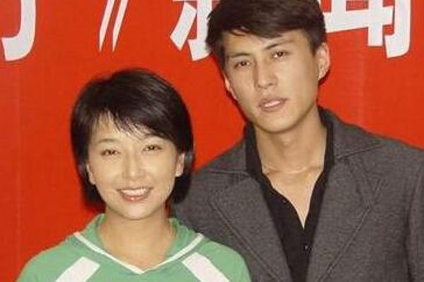 江珊的第一任丈夫是谁 没再婚:江珊现任丈夫叫什么名