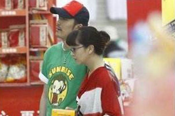 江珊的第一任丈夫是谁 没再婚:江珊现任丈夫叫什么名