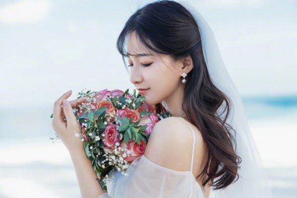 戚蓝尹的简介资料 有黑历史怎么当上主持人的