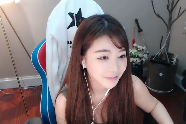 ��Ů�����ɶ���˭ д���з���ò���ز��ܴ�