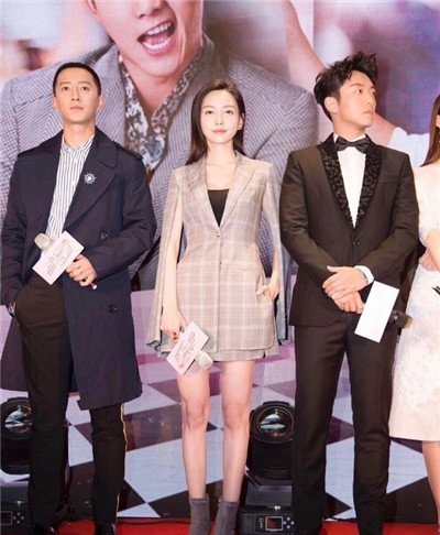 前任3于文文身材衬衫剧照 大大咧咧的具有女生的性感