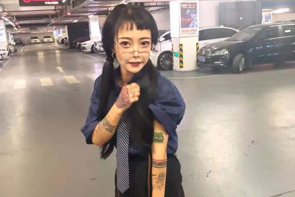 顾茜茜个人简介纹身图片 纹身狂魔顾茜茜胸前纹两鸟戏胸前玫瑰