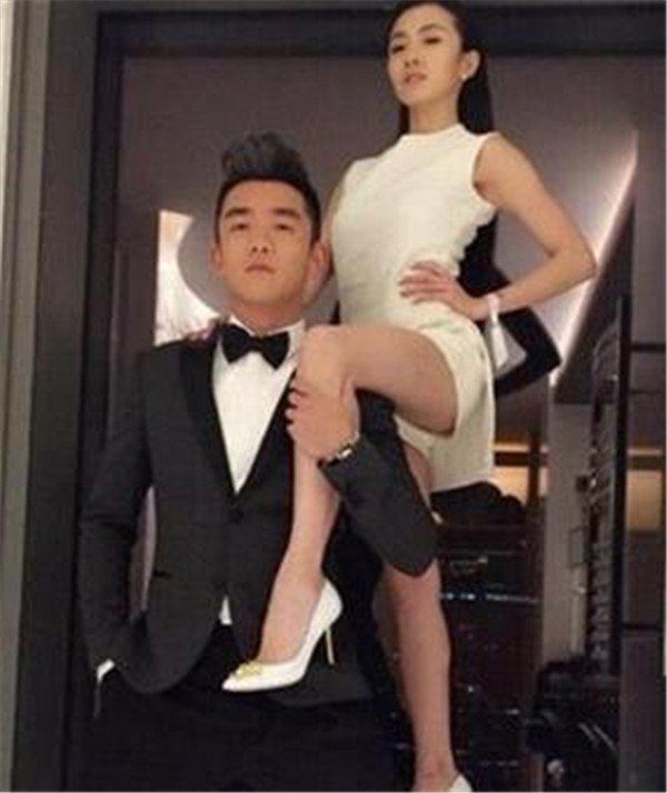 杨颖实力挺郑恺,到底发生了什么 强吻胸部?baby和郑恺有私下交往吗