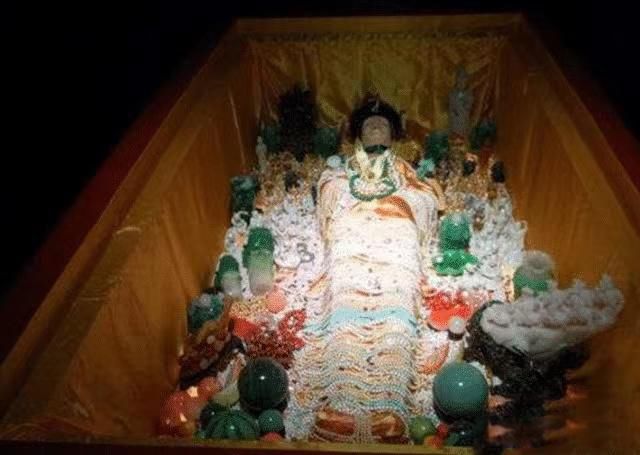 孙殿英盗墓时为何扒掉慈禧太后的裤子 只是为了身上的珠宝