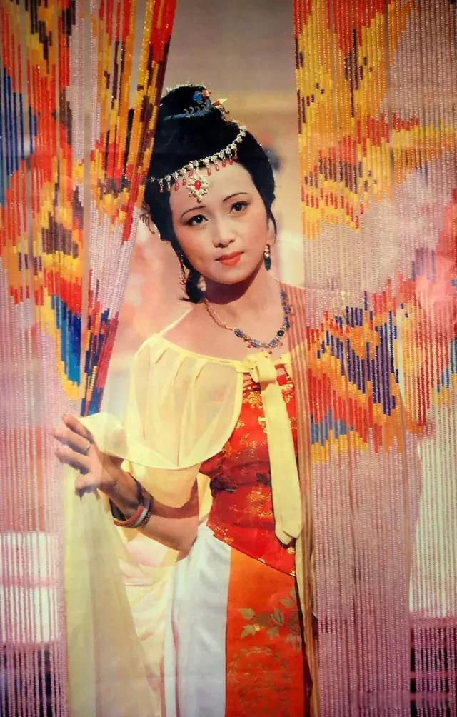 贾宝玉和谁有过肌肤之亲 宝玉男女通吃和四女的秘密
