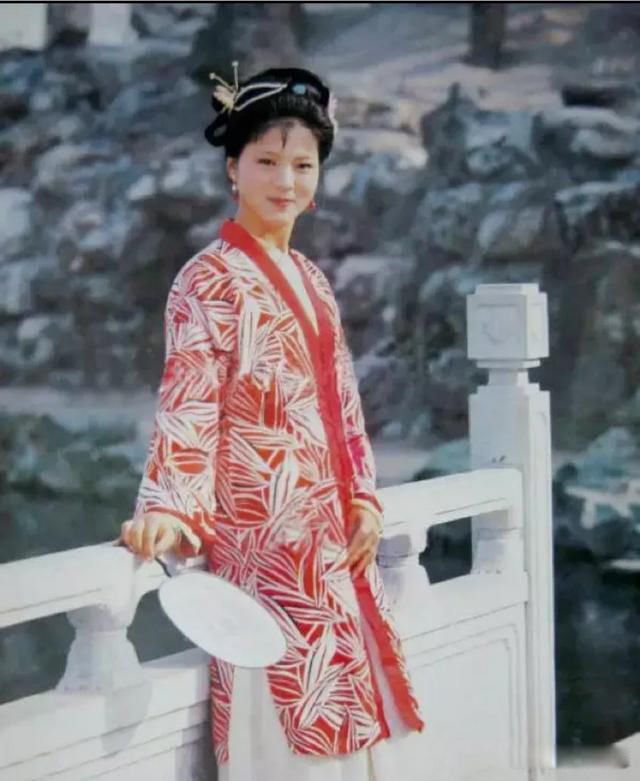 贾宝玉和谁有过肌肤之亲 宝玉男女通吃和四女的秘密