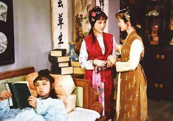 贾宝玉和谁有过肌肤之亲 宝玉男女通吃和四女的秘密
