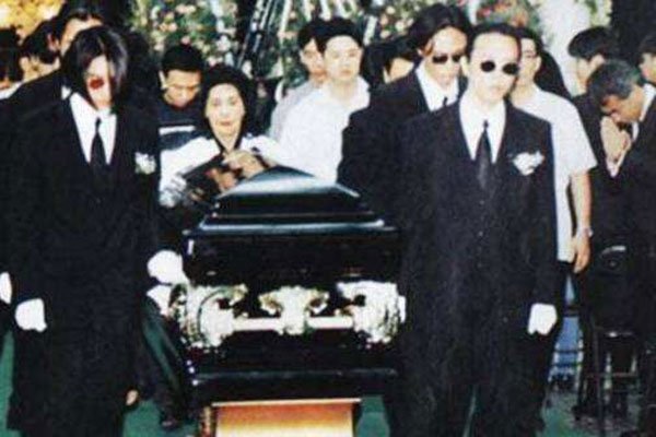 黄家驹死亡真相死因 1993年黄家驹怎么会从舞台掉下来