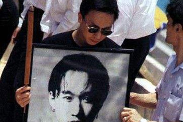 黄家驹死亡真相死因 1993年黄家驹怎么会从舞台掉下来