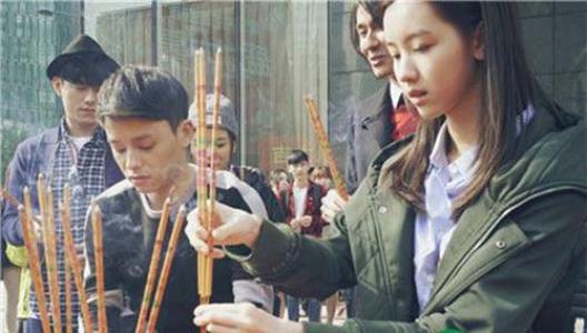 陈都灵男朋友是谁 高中黑料:挽一男子逛街